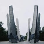 Pomnik Powstania Warszawskiego wśród zieleni parkowej