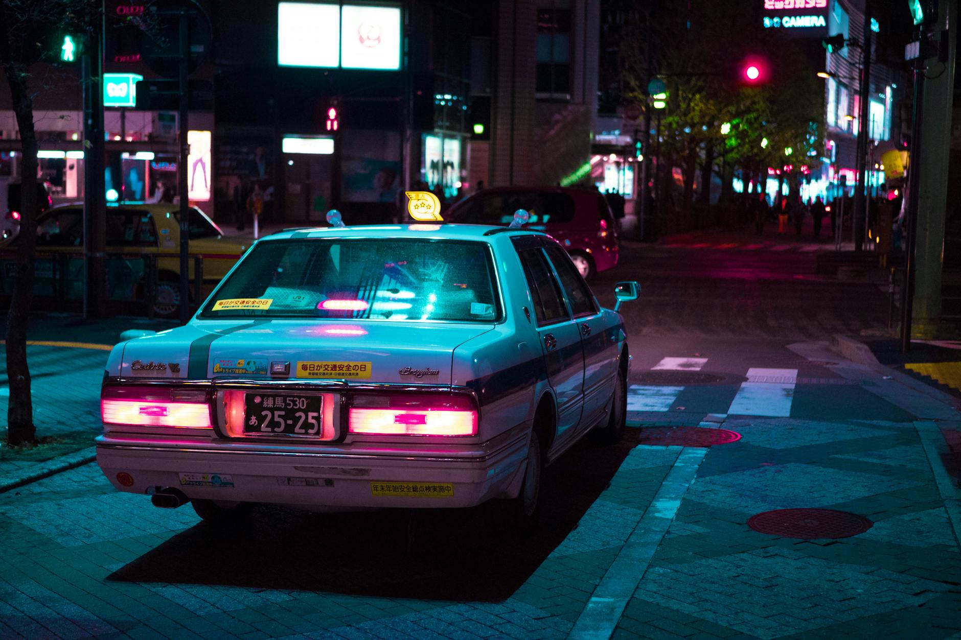 Nocna ulica Tokio z podświetloną taksówką w centrum miasta