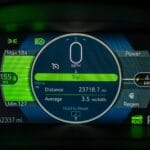 Cyfrowy kokpit auta elektrycznego z prędkością i zasięgiem baterii