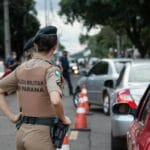 Policjant kierujący ruchem na ruchliwej ulicy podczas kontroli drogowej