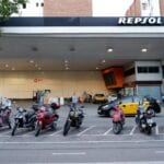 Stacja paliw Repsol w Barcelonie z taksówkami i skuterami