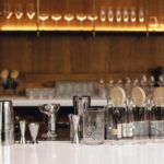 Elegancki bar z różnymi kieliszkami i akcesoriami barmańskimi