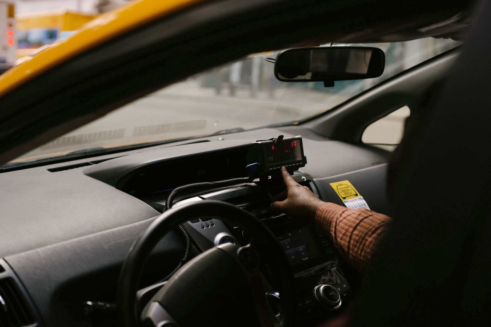 Kierowca taxi korzysta z nawigacji GPS podczas jazdy po mieście