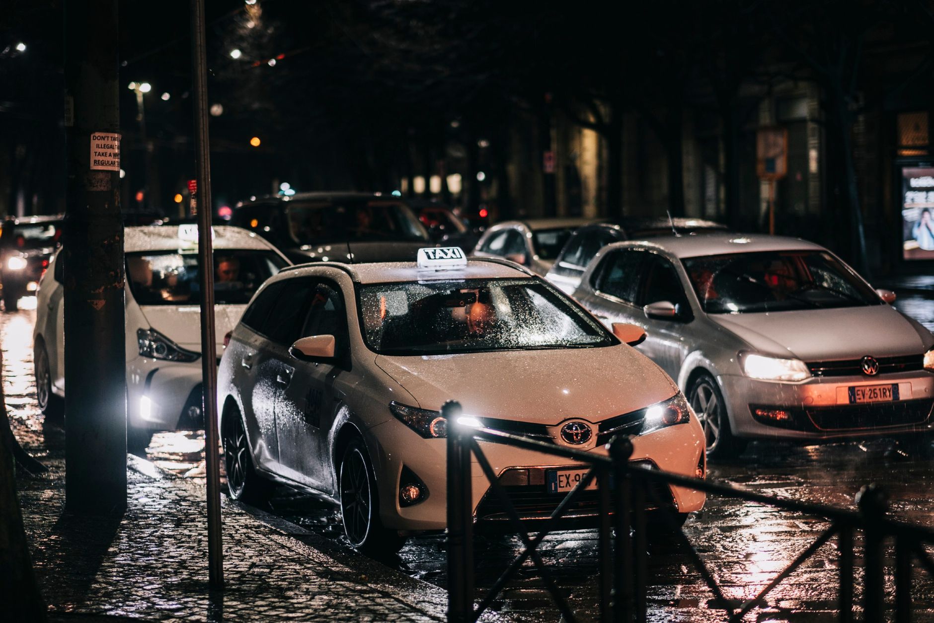 Samochód do taxi a bagażnik: ile miejsca naprawdę potrzebujesz na walizki i fotelik